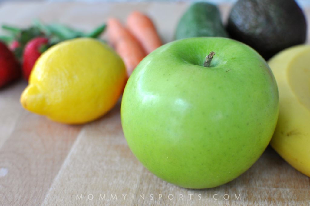 Need a healthy way to start the day? Try this recipe for green lemonade! It's the perfect blend of sweet and tangy, and the kids will love it!