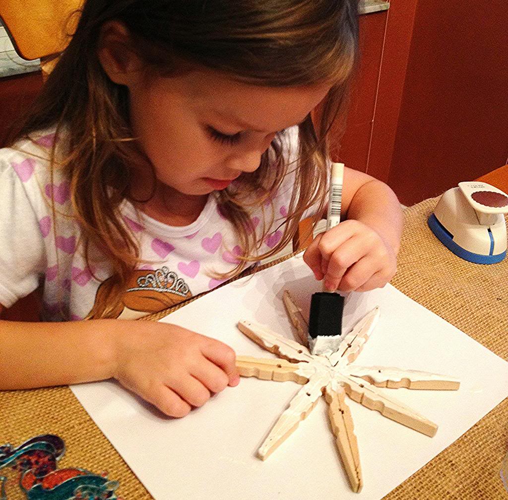 Looking for a fun craft to do with your kids that you can use as homemade gifts too? Try these DIY Christmas Ornaments Clothespin Snowflakes. Super easy and fun gift idea!