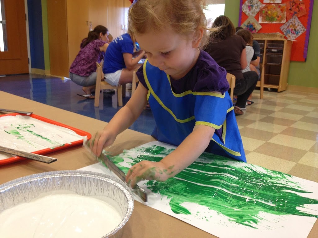 Looking for a fun way to introduce football to your little ones? Try this football painting activity for kids! It's a fun art project that teaches about football in a fun and unique way.