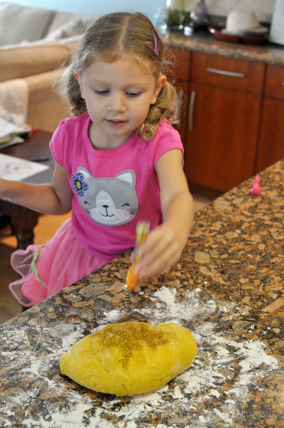 Looking for a fun activity for the kids while you cook on Thanksgiving? Try making this fun Thanksgiving Play dough recipe! Make it the day before and watch them create!