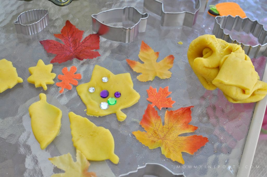Looking for a fun activity for the kids while you cook on Thanksgiving? Try making this fun Thanksgiving Play dough recipe! Make it the day before and watch them create!