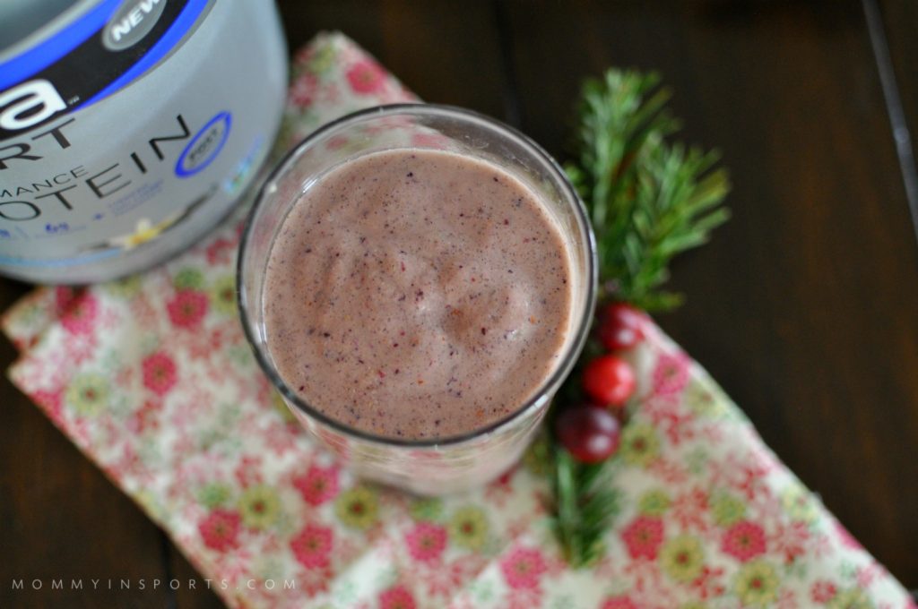 Looking for a healthy snack full of festive holiday flavors? Try this vanilla cranberry smoothie!