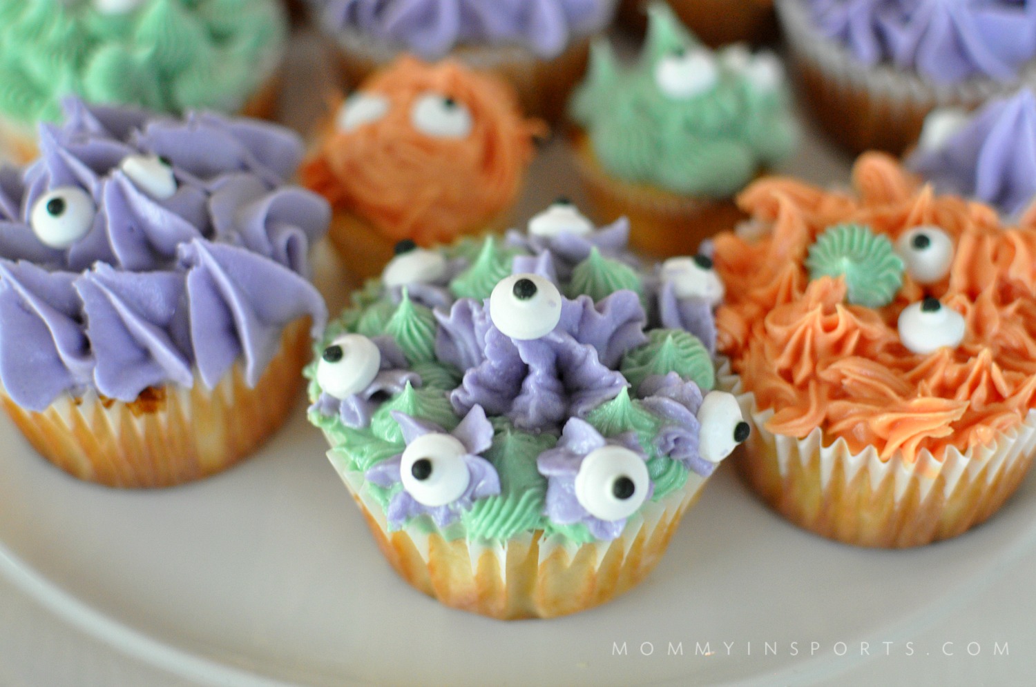 Looking for a scary treat that isn't full of harmful chemicals? Try these natural food dye monster cupcakes, which are so easy to make your kids can do them! There's no wrong way to create a monster!