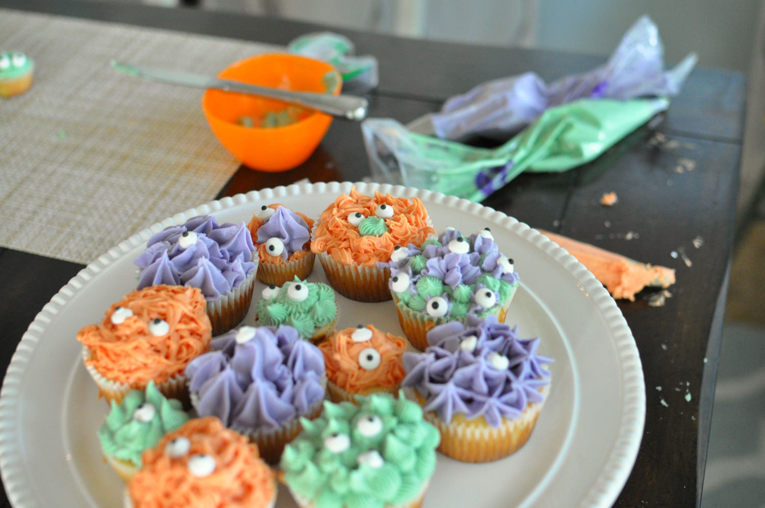 Looking for a scary treat that isn't full of harmful chemicals? Try these natural food dye monster cupcakes, which are so easy to make your kids can do them! There's no wrong way to create a monster!