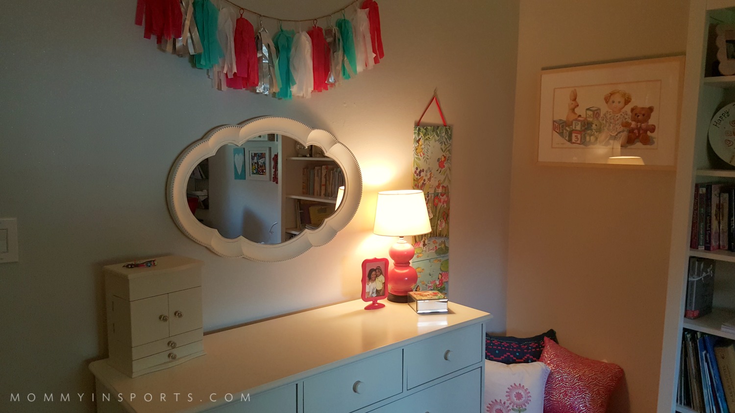 Is your daughter looking for a big girl room? Try this girl boss makeover with FREE quote printables! Perfect to inspire your budding tween!