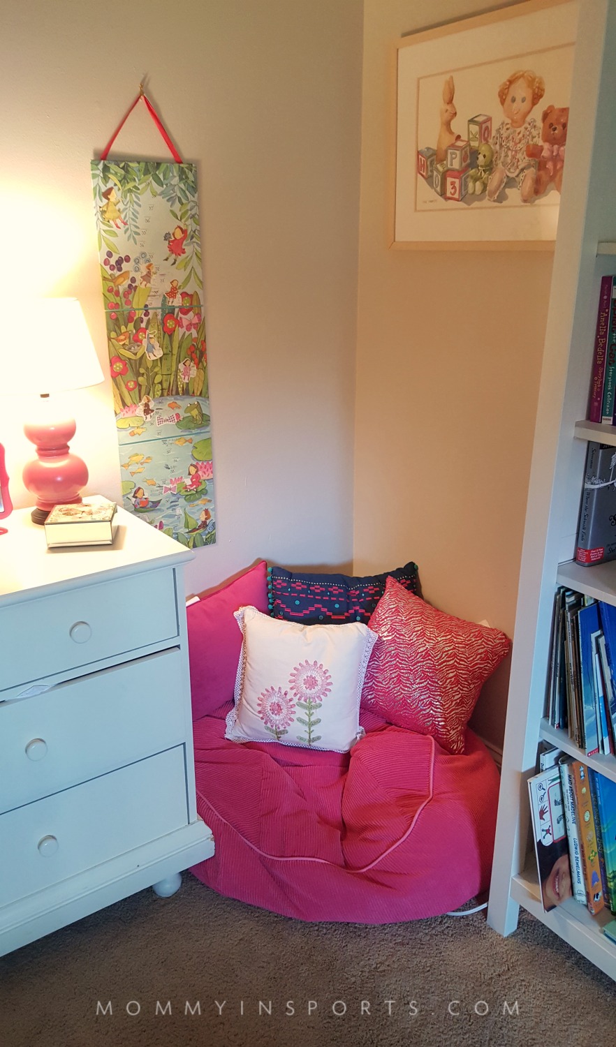 Is your daughter looking for a big girl room? Try this girl boss makeover with FREE quote printables! Perfect to inspire your budding tween!