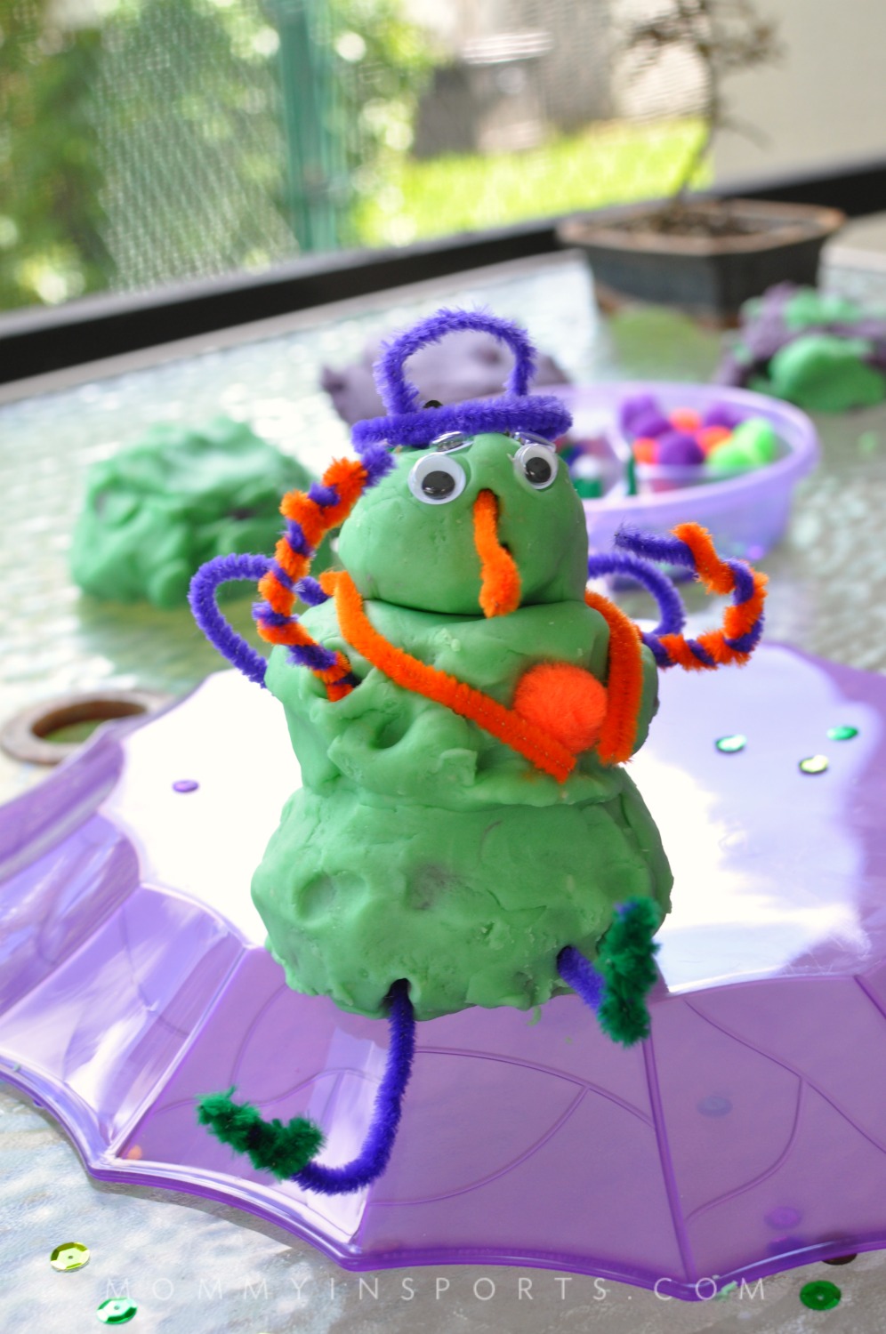 It's that time of your for spooky ghosts and goblins! Make this Monster Halloween Playdough and wow your kids with a fun and easy art project!