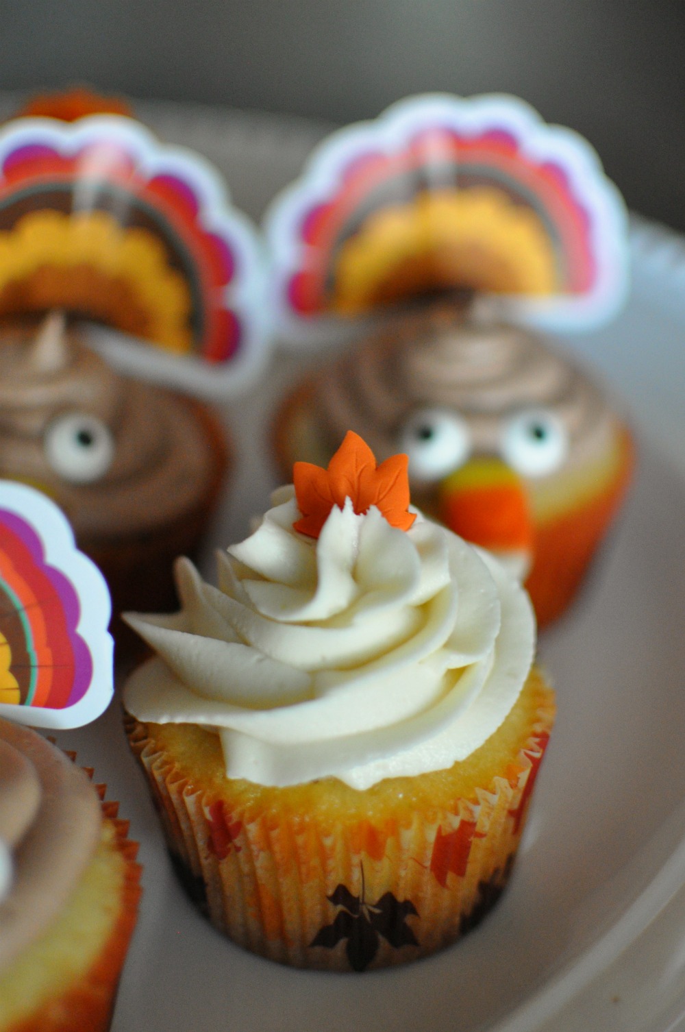 Need a dessert your friends and family will gobble up on Thanksgiving? Try these too cute Thanksgiving Turkey Cupcakes