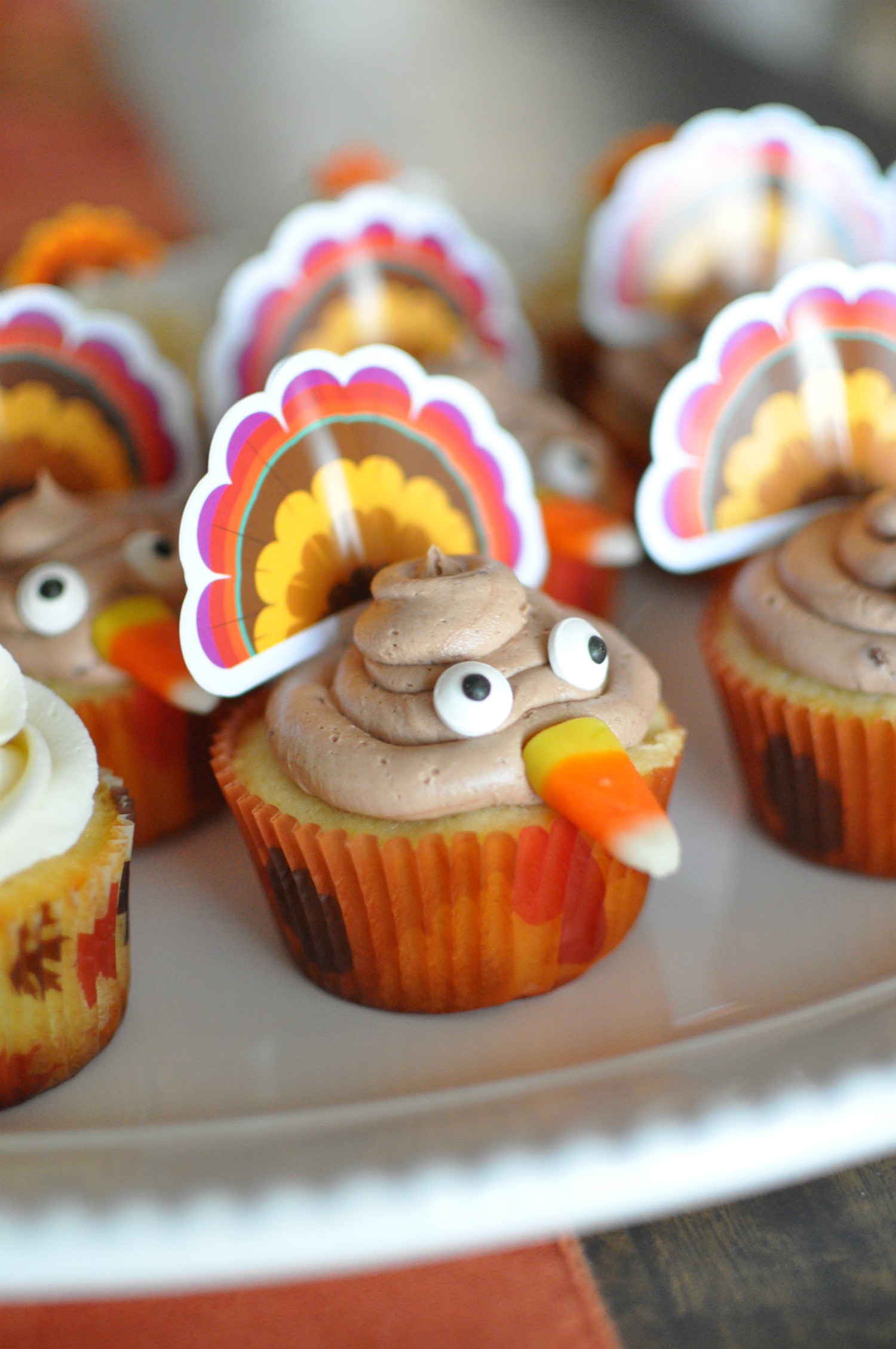 Need a dessert your friends and family will gobble up on Thanksgiving? Try these too cute Thanksgiving Turkey Cupcakes