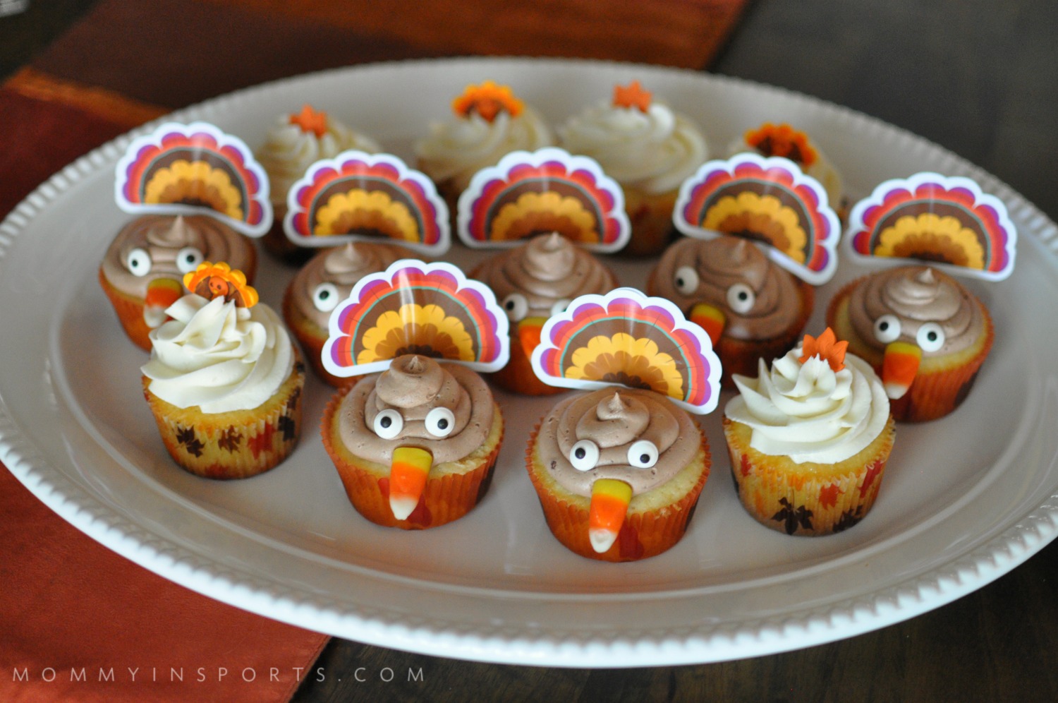 Need a dessert your friends and family will gobble up on Thanksgiving? Try these too cute Thanksgiving Turkey Cupcakes