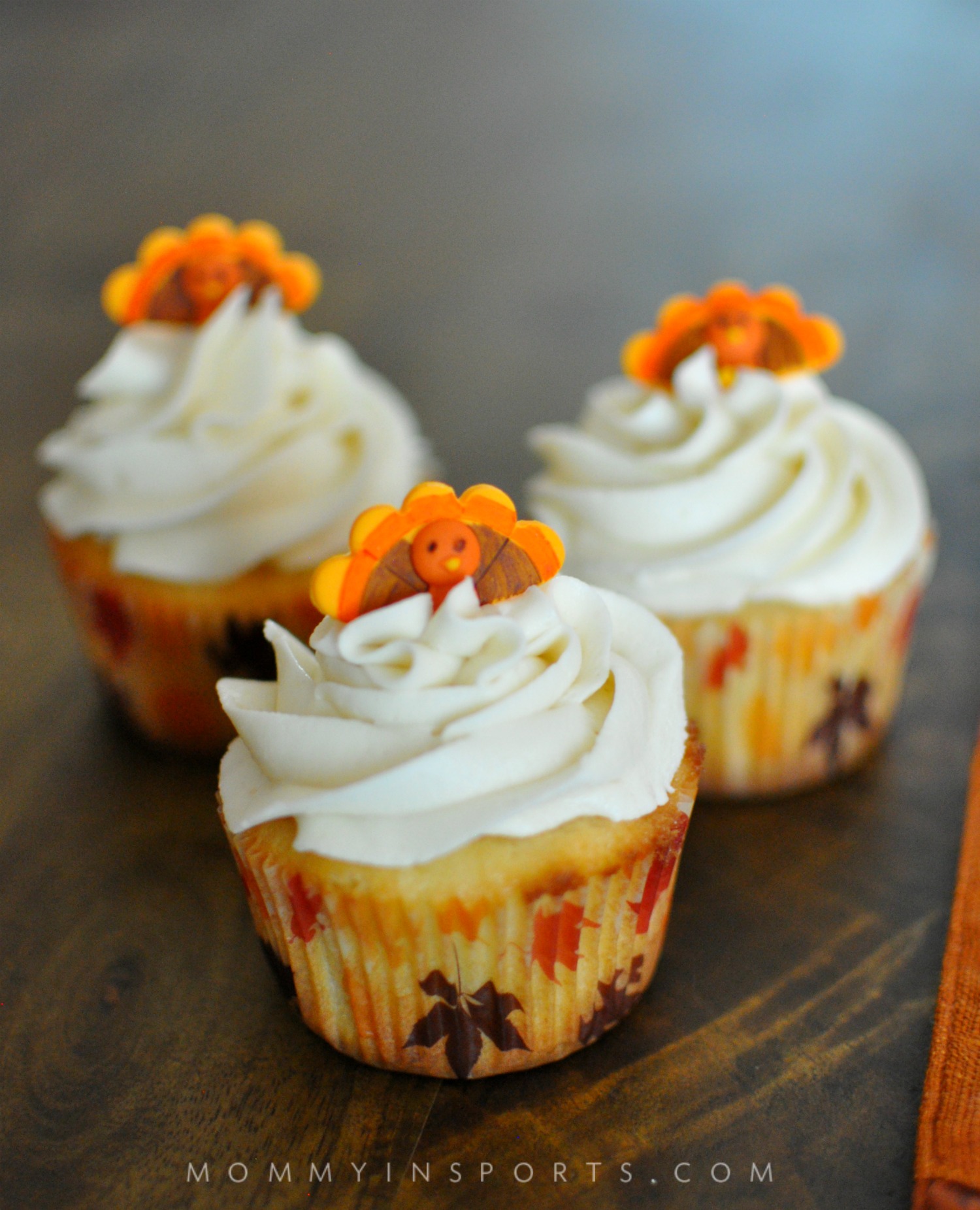 Need a dessert your friends and family will gobble up on Thanksgiving? Try these too cute Thanksgiving Turkey Cupcakes