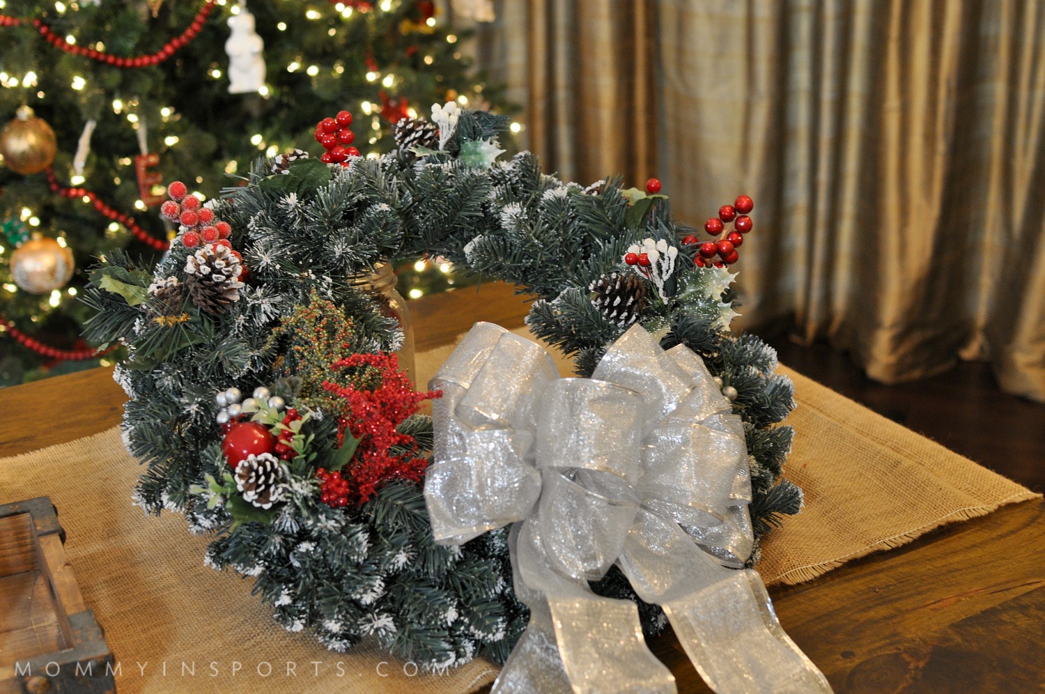 Looking for some cute holiday decor ideas that won't break the bank? Try one of these 4 Easy DIY Holiday Projects! Your home will be merry & bright!