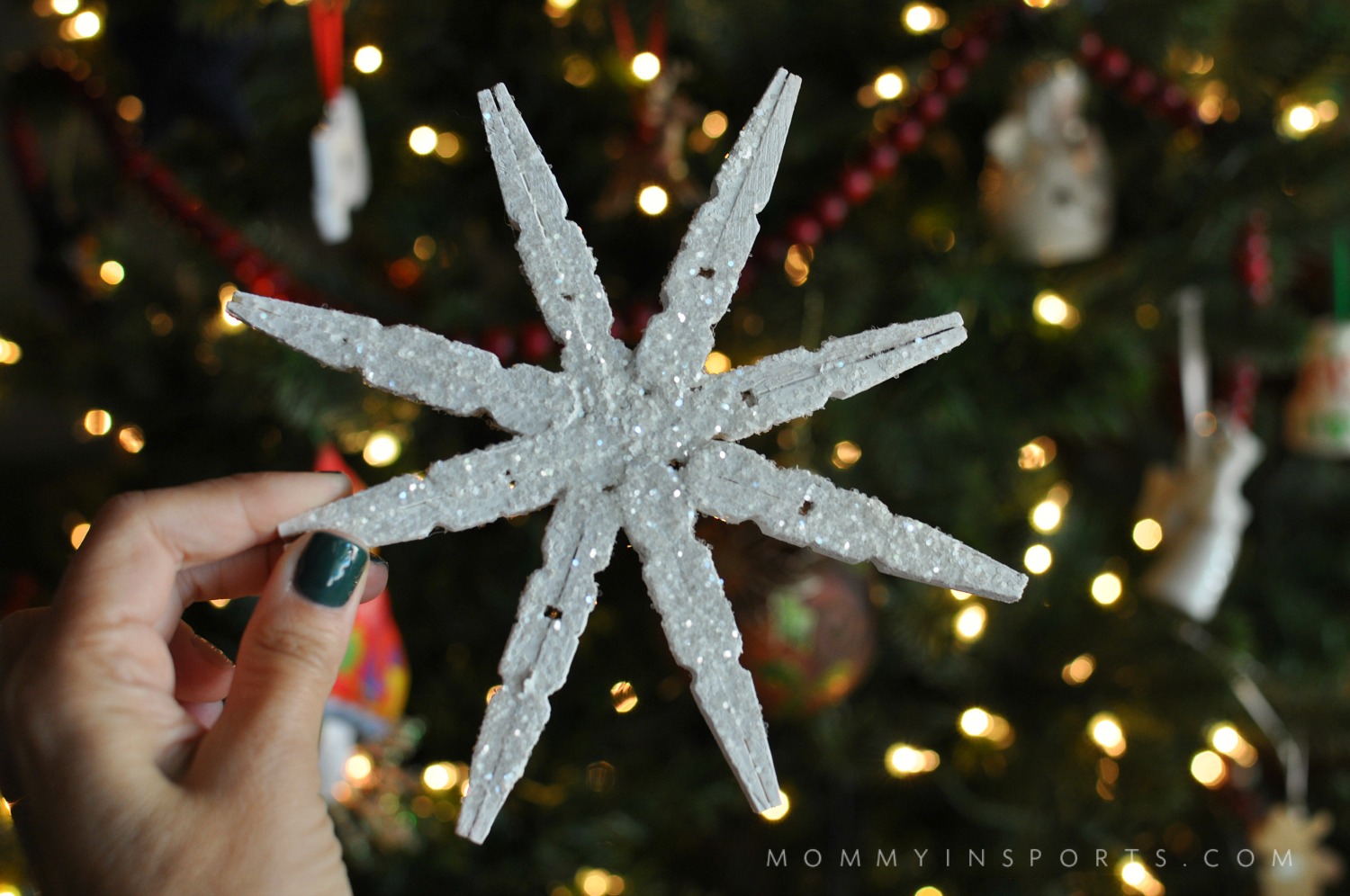 Looking for some cute holiday decor ideas that won't break the bank? Try one of these 4 Easy DIY Holiday Projects! Your home will be merry & bright!