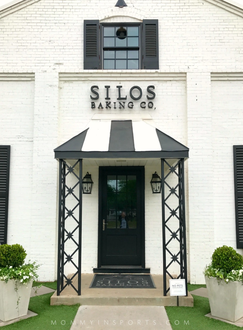 Heading to Waco for a Fixer Upper weekend? No trip is complete without a stop at Silos Baking Co. at Magnolia. Here's some tips to get you in and out quick!