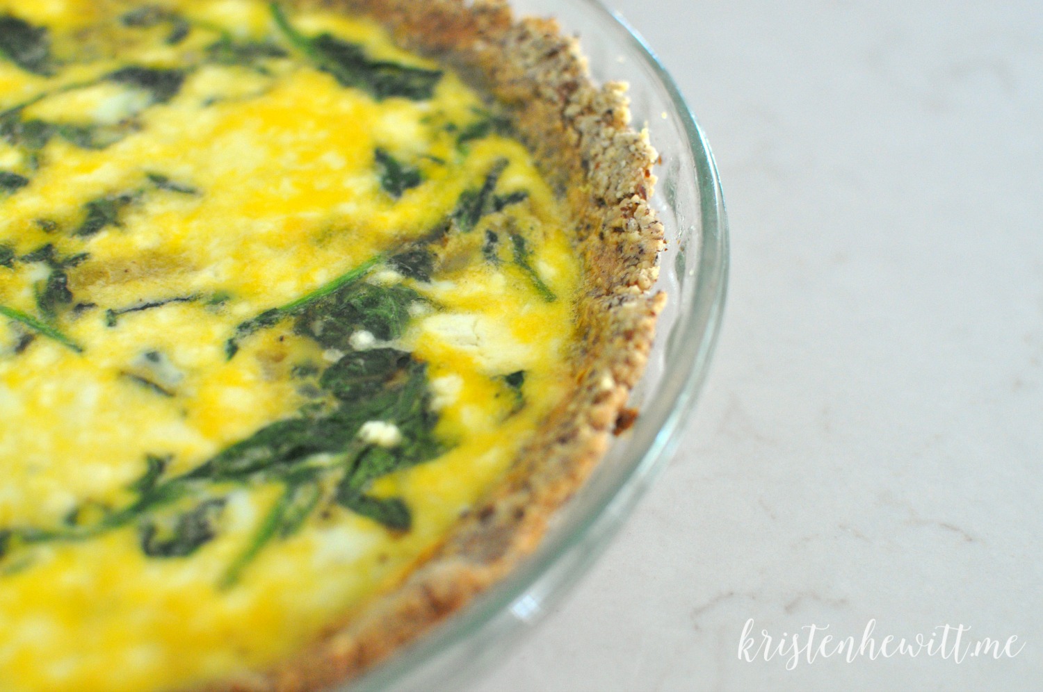Looking for a delicious paleo breakfast recipe? Then try this paleo spinach quiche! It's perfect for a brunch and really easy to make. 